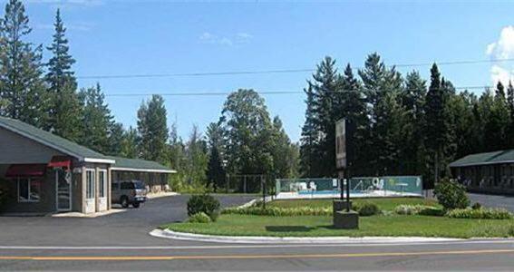 Capri Motel Mackinaw City Exterior foto