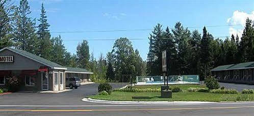 Capri Motel Mackinaw City Exterior foto